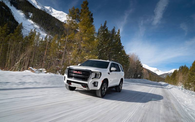Comparison GMC Yukon Denali 2021 vs GMC Yukon AT4 2021 SUV Drive